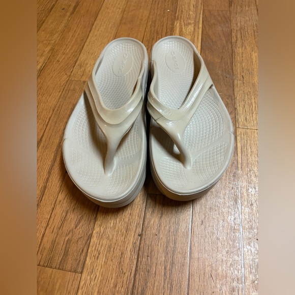 CROCS Tan Flip Flop Sandals - Picture 3 of 9